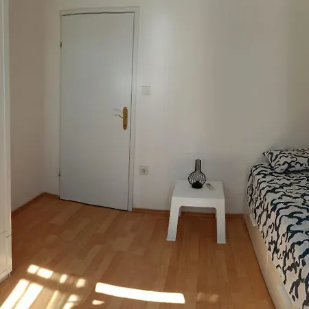 Maria Grey Apartment *